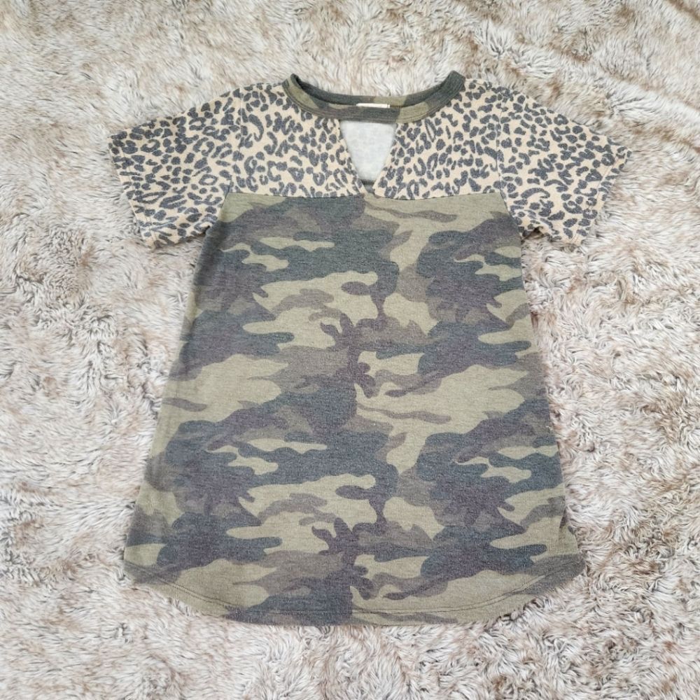 ODDY Short Sleeve Keyhole Neckline Leopard and Camouflage Top‎ Size Small